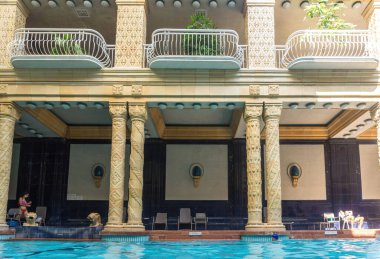 Budapeşte, Macaristan - 02 Eylül 2019: Budapeşte, Macaristan 'da ünlü St. Gellert Termal Havuzu ve Yüzme Havuzu. Eğleniyor ve insanları yıkıyor. Halka açık tedavi havuzları ve saunaların sağlık kompleksi 