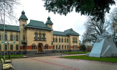  Poltava, Ukrayna - 14 Nisan 2021: Yerel Tarih Müzesi 'nin önü ve Ukrayna' nın Poltava kentindeki şair Taras Shevchenko anıtı. Popüler tarihi turizm simgesi
