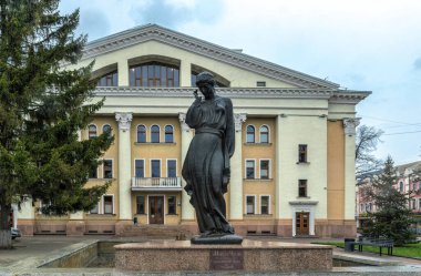 Poltava, Ukrayna - 14 Nisan 2021: Poltava Ukrayna 'daki Nikolai Gogol Akademik Tiyatrosu önünde Marusya Churai' nin antik bronz heykeli. Yüksek sanat ve şehir manzarası