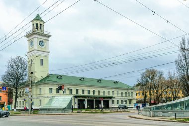 Poltava, Ukrayna - 14 Nisan 2021: Ukrayna 'nın eski kenti Poltava' nın merkezindeki geleneksel bir itfaiye binası olan sinyal zili ile eski antik kule. Kesişen yollar ve ulaşım 