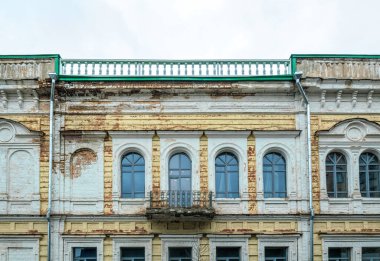 Eski bir malikanenin harap olmuş balkonunda.