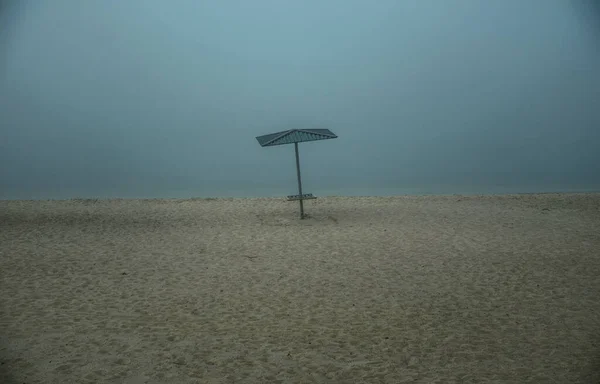 Mglisty Zimny Poranek Bezludnej Plaży Samotny Pusty Fotel — Zdjęcie stockowe