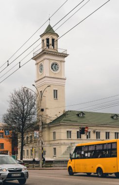  Poltava, Ukrayna - 14 Nisan 2021: Ukrayna 'nın eski kenti Poltava' nın merkezindeki geleneksel bir itfaiye binası olan sinyal zili ile eski antik kule. Kesişen yollar ve ulaşım