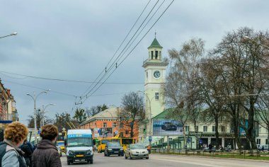 Poltava, Ukrayna - 14 Nisan 2021: Ukrayna 'nın eski kenti Poltava' nın merkezindeki geleneksel bir itfaiye binası olan sinyal zili ile eski antik kule. Kesişen yollar ve ulaşım