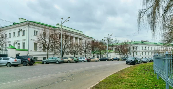 ウクライナのポルタヴァ 2021年4月14日 列と古代の白い建物 ウクライナのポルタヴァ市議会の事務所 ハル公園の有名な19世紀の建物 歴史的観光名所 — ストック写真
