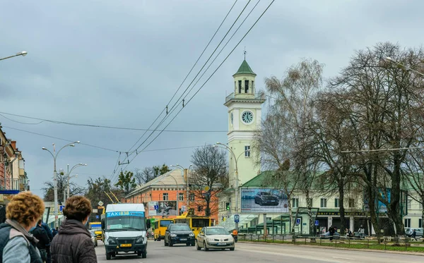 Poltava, Ukrayna - 14 Nisan 2021: Ukrayna 'nın eski kenti Poltava' nın merkezindeki geleneksel bir itfaiye binası olan sinyal zili ile eski antik kule. Kesişen yollar ve ulaşım