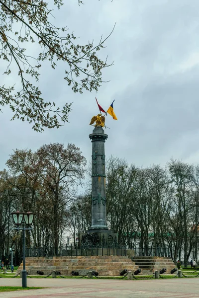 Πολτάβα Ουκρανία Απριλίου 2021 Μνημειακή Στήλη Τις Εθνικές Σημαίες Της — Φωτογραφία Αρχείου