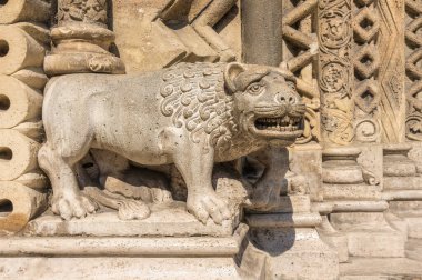 Bir kraliyet aslanının taş gotik heykeli. Eski bir Katolik kilisesinin dekorasyonu.