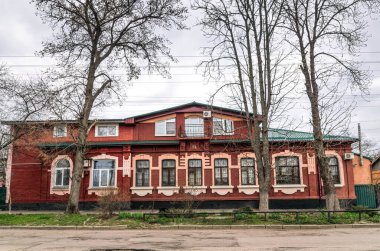 Poltava, Ukrayna - 14 Nisan 2021: 1912 'de Poltava, Ukrayna' da eski bir sokakta inşa edilmiş taşra tarzında eski bir özel kırmızı tuğla ev. Eski moda ataerkil mimarinin bir örneği