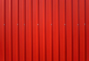 Kırmızı plastik kaplamalı bina duvarı