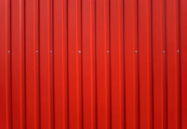 Стена Здания Покрыта Красным Пластиковым Сайдингом — стоковое фото