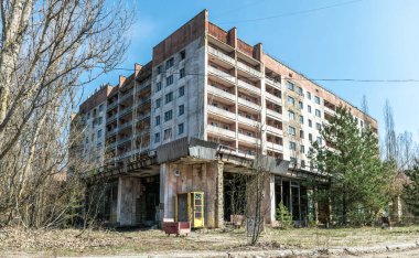 Prypyat, Kiev bölgesi, Ukrayna - 13 Nisan 2019: Ukrayna 'nın Prypyat kentindeki terk edilmiş eski bir ev. Çernobil nükleer santralindeki nükleer patlamanın sonuçları.