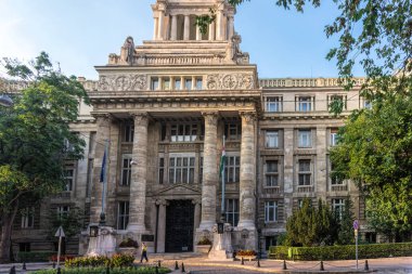 Budapeşte, Macaristan - 29 Ağustos 2019: Budapeşte, Macaristan 'daki saray binasının heybetli taş cephesi. Şehrin merkezi tarihi çeyreğinde sütunları olan muazzam bir bina. Kanunlar ve Adalet 