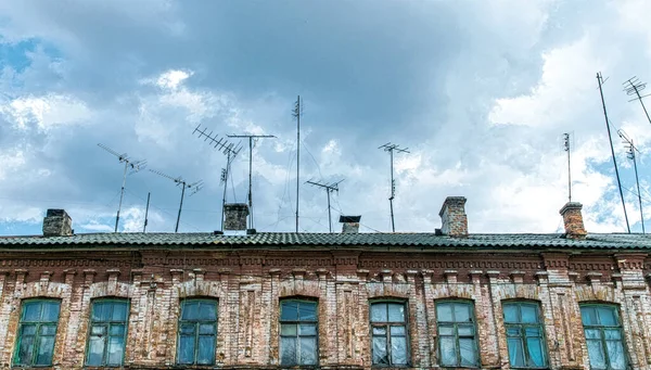 古い家の屋根の上に完全に錆びたテレビアンテナ アナログ技術 — ストック写真