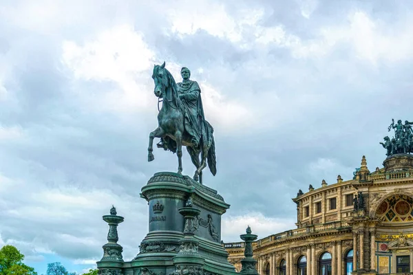 ドレスデン ドイツ 2019年5月2日 ザクセン オペラ座正面のザクセン王ヨハン像と王宮の彫刻家 ヨハネス シリングは1889年に劇場広場に設置されました — ストック写真
