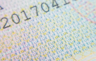 Soyut arkaplan ve doku. Koruyucu filigranları ve AB sembolleri olan renkli kağıtlar. Avrupa 'daki güvenlik, para, tahvil, göç ve göç belgeleri. Schengen Anlaşması ve vize