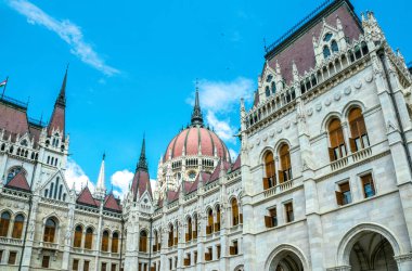 Budapeşte, Macaristan - 31 Ağustos 2019: Neo-Gotik tarzda inşa edilmiş Macar Parlamentosu binasının heybetli cephesi. Ünlü devlet binası ve Budapeşte 'nin en popüler turistik merkezi.