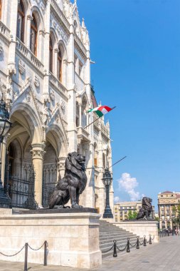 Budapeşte, Macaristan - 31 Ağustos 2019: Neo-Gotik tarzda inşa edilmiş Macar Parlamentosu binasının heybetli cephesi. Ünlü devlet binası ve Budapeşte 'nin en popüler turistik merkezi.