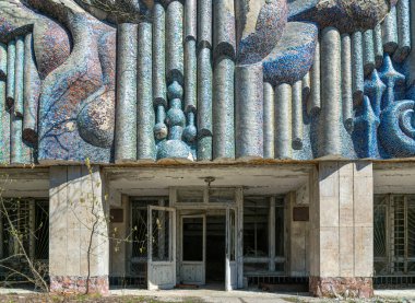 Prypyat, Kiev bölgesi, Ukrayna - 13 Nisan 2019: Çernobil felaketinin yasak bölgesi olan Pripyat şehrindeki eski tiyatronun binası yıkıldı. Radyasyonla çevre kirliliği