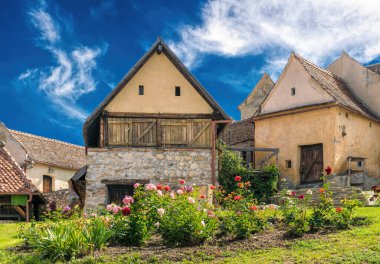 Rasnov kasabası, Transilvanya bölgesi, Romanya - 11 Haziran 2018: Romanya 'nın Transilvanya kentindeki Sakson kalesi Rasnov' daki tarihi bina ve caddeler. Avrupa 'nın eski ortaçağ mimarisi