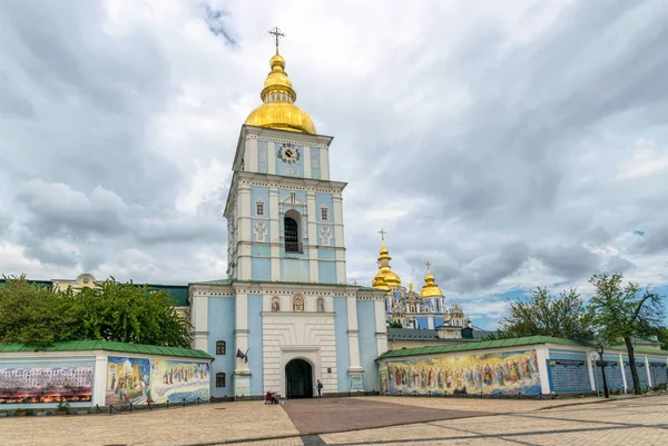 Kiev Ucrânia Maio 2021 Majestosa Catedral Cúpula Dourada São Miguel — Fotografia de Stock