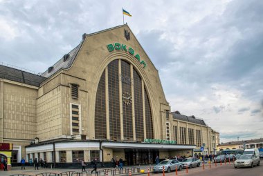 Kyiv, Ukrayna - 14 Mayıs 2021: Kiev, Ukrayna 'daki Merkez Tren İstasyonu' nun binası ve şehir sokaklarında yolcularla birlikte taşımacılık. Doğu Avrupa 'da toplu taşıma, iş ve seyahat