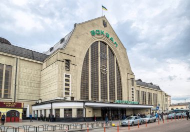 Kyiv, Ukrayna - 14 Mayıs 2021: Kiev, Ukrayna 'daki Merkez Tren İstasyonu' nun binası ve şehir sokaklarında yolcularla birlikte taşımacılık. Doğu Avrupa 'da toplu taşıma, iş ve seyahat