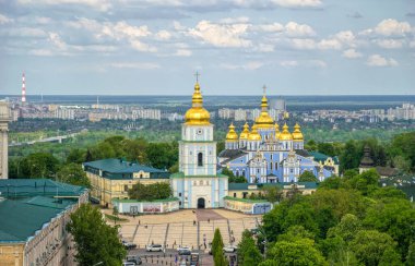 Kyiv, Ukrayna - 14 Mayıs 2021: Kyiv 'deki görkemli St. Michael Katedrali ve akşam gökyüzü. Kievan Rusçasının ünlü tarihi anıtı. Altın kubbeli Antik Hıristiyan Ortodoks kiliseleri