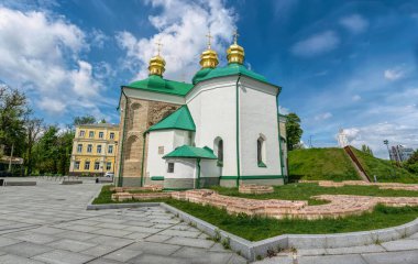 Kyiv, Ukrayna - 14 Mayıs 2021: Beresove 'deki Kurtarıcı Kilisesi, Ukrayna' nın Kiev kentindeki Ortodoks Kiev Pechersk Lavra katedralinin antik binası ve altın kubbeleri. Ortaçağ kiliselerinin binaları