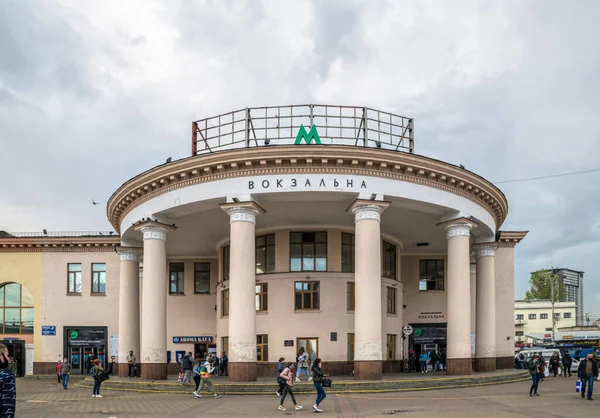 Kiev Ucrania Mayo 2021 Entrada Estación Metro Vokzalnaya Cerca Estación —  Fotos de Stock