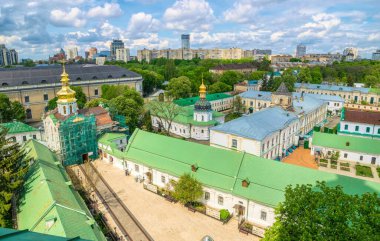 Kyiv, Ukrayna - 14 Mayıs 2021: Ukrayna 'nın Kiev kentindeki Kiev Pechersk Lavra Ortodoks Katedrali' nin antik binaları ve altın kubbeleri. Ortaçağ kiliseleri ve manastır binaları 