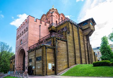 Kyiv, Ukrayna - 14 Mayıs 2021: Ukrayna 'nın Kiev kentindeki ortaçağ kalesi Altın Kapı üzerindeki bir kilisenin tarihi kapıları ve kubbesi. Slav prensi Bilge Yaroslav tarafından inşa edilen antik Slav Kievan Rusunun ortaçağ mimarisi