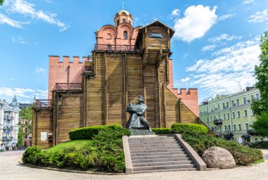 Kyiv, Ukrayna - 14 Mayıs 2021: Ukrayna 'nın Kiev kentindeki ortaçağ kalesi Altın Kapı üzerindeki bir kilisenin tarihi kapıları ve kubbesi. Slav prensi Bilge Yaroslav tarafından inşa edilen antik Slav Kievan Rusunun ortaçağ mimarisi