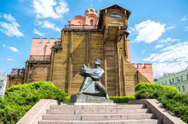 Kyiv, Ukrayna - 14 Mayıs 2021: Ukrayna 'nın Kiev kentindeki ortaçağ kalesi Altın Kapı üzerindeki bir kilisenin tarihi kapıları ve kubbesi. Slav prensi Bilge Yaroslav tarafından inşa edilen antik Slav Kievan Rusunun ortaçağ mimarisi