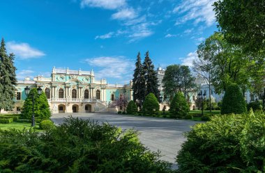Kyiv, Ukrayna - 14 Mayıs 2021: Ukrayna cumhurbaşkanının ikametgahı Kiev 'deki Mariinsky Sarayı' nın heybetli cephesi. Lüks barok tarzında ünlü mimari ve turistik cazibe.