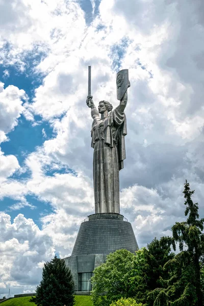 キエフ ウクライナ 2021年5月14日 ウクライナのキエフにある祖国の母の壮大な像 人気の観光名所 愛国心の象徴 国家の誇りと自由 — ストック写真