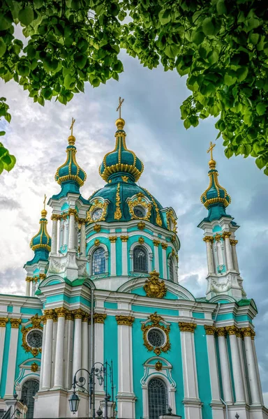 우크라이나 2021 우크라이나 키예프 앤드루 성당의 날씨와 사원의 인기있는 관광지 — 스톡 사진