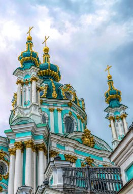 Kyiv, Ukrayna - 14 Mayıs 2021: Ukrayna 'nın Kiev kentindeki St. Andrew Kilisesi Ortodoks Kilisesi' nin lüks mimarisi. Bahar havası ve tapınağın kubbesi. Ünlü simge.