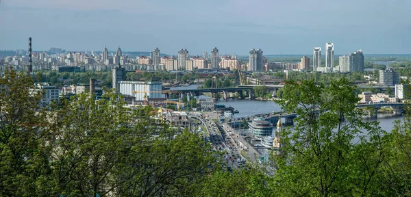 2021年5月14日 乌克兰基辅 一幅风景如画的基辅市天际线 一座欧洲大城市和乌克兰首都 工业管道 住宅和办公大楼的建造 — 图库照片
