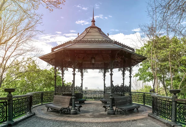 Hermoso Parque Mañana Gazebo Hierro Forjado Con Bancos Madera Para — Foto de Stock