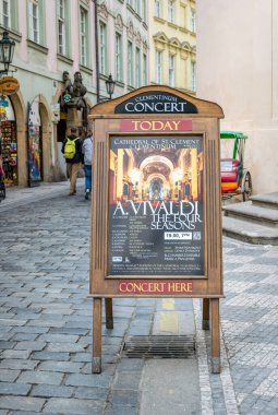Prag, Çek Cumhuriyeti - 03 Mayıs 2020: Çek Cumhuriyeti 'nin Prag kentindeki eski Klementinum kütüphanesinde Antonio Vivaldi' nin klasik müzik konserlerinin sokak posteri. Popüler turistik cazibe