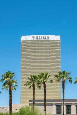 Las Vegas, Nevada, ABD - 18 Haziran 2019: The Trump Building, otel, ofis ve kumarhane Las Vegas, ABD 'de. Mavi gökyüzüne ve palmiye ağaçlarına karşı yüksek gökdelen.