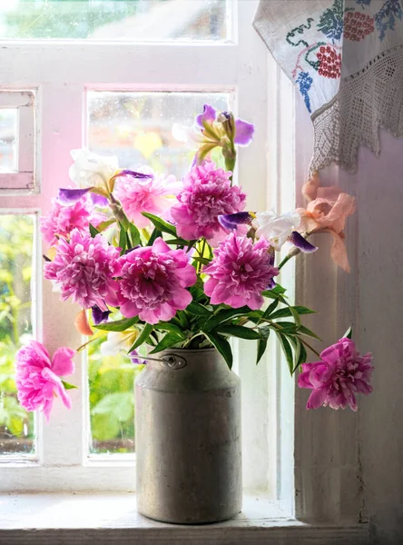 美しい春の明るい花束 カントリーハウスの古い窓の日当たりの良い窓の上の古い鍋にピンクの牡丹の軍隊 素朴なスタイルで休日のためのロマンチックな背景 テクスチャ 挨拶花カード — ストック写真