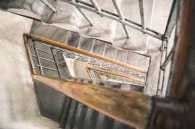 Tahta korkuluklu eski spiral merdiven