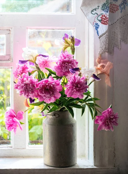 Vieja Ventana Ramo Peonías Rosadas — Foto de Stock