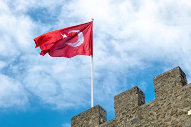 Mavi gökyüzüne karşı Türkiye 'nin ulusal bayrağı