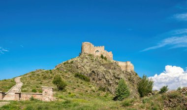 Harabe kale ve dağ vadisi. Orta Doğu 'nun Orta Çağ Tarihi