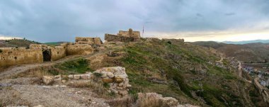 Türkiye 'deki eski harabe Bayburt kalesi, fırtınalı bir gökyüzüne karşı yıkılan duvarlar
