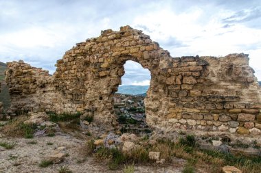 Türkiye 'deki eski harabe Bayburt kalesi, fırtınalı bir gökyüzüne karşı yıkılan duvarlar