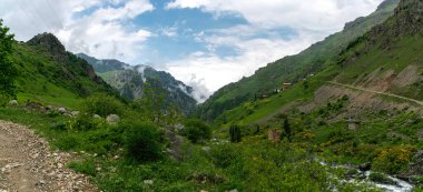 Akdeniz Dağı manzarası. Dağlar ve bulutlar